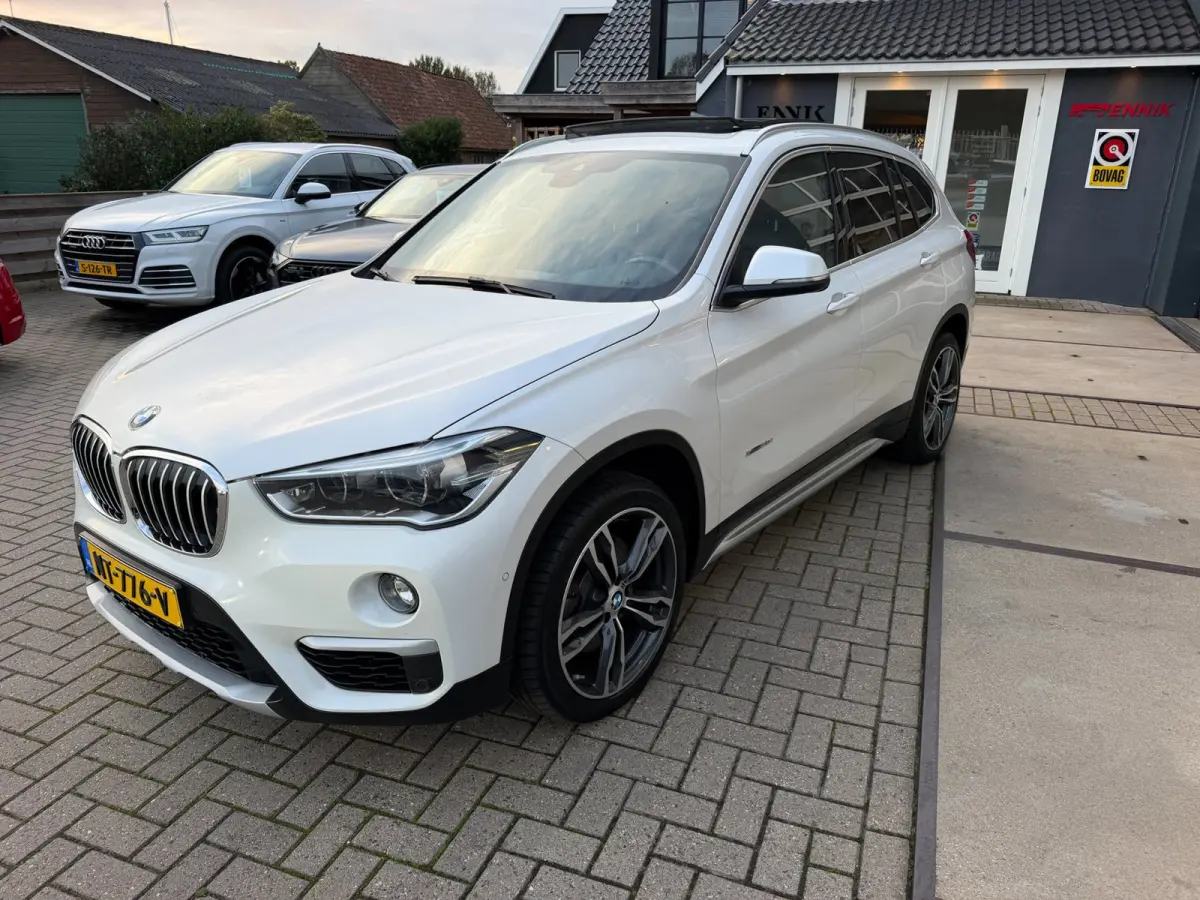 XDrive25i Centennial High Executive / Pano / Head-Up / Camera / Harman Kardon / Trekhaak / Sportleder / Zeer nette Auto !!.