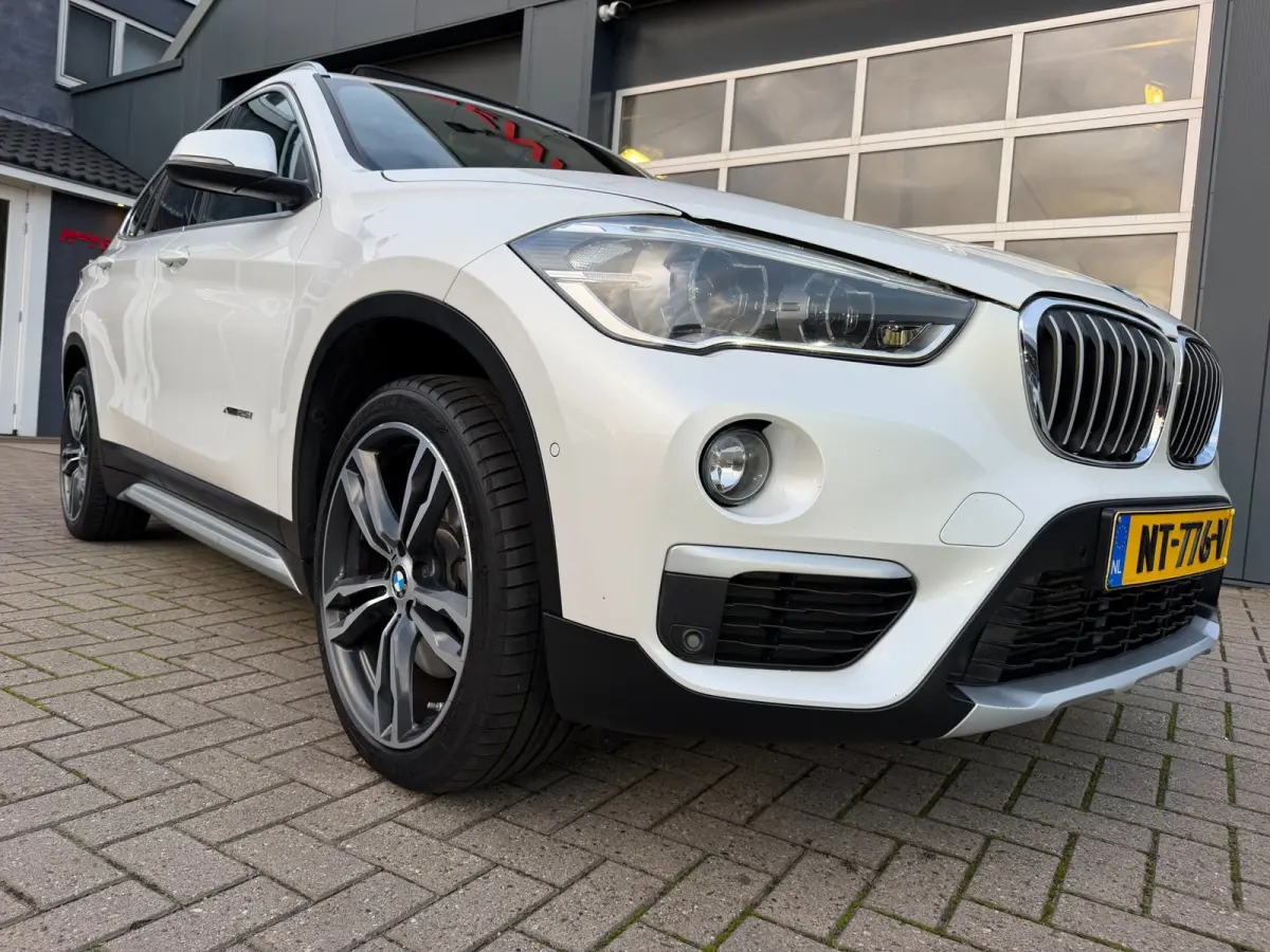 XDrive25i Centennial High Executive / Pano / Head-Up / Camera / Harman Kardon / Trekhaak / Sportleder / Zeer nette Auto !!.