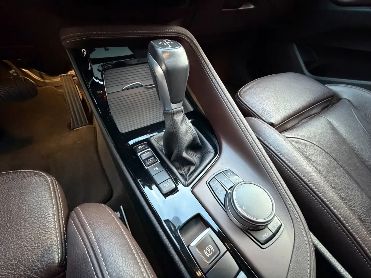 XDrive25i Centennial High Executive / Pano / Head-Up / Camera / Harman Kardon / Trekhaak / Sportleder / Zeer nette Auto !!.