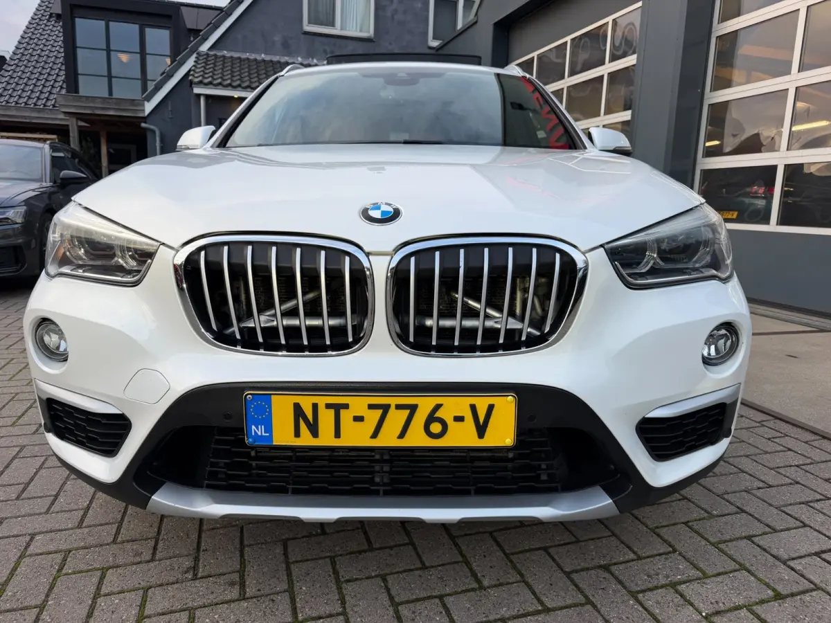 XDrive25i Centennial High Executive / Pano / Head-Up / Camera / Harman Kardon / Trekhaak / Sportleder / Zeer nette Auto !!.