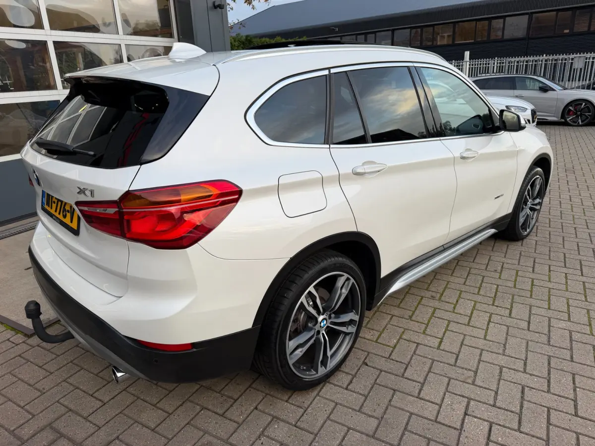 XDrive25i Centennial High Executive / Pano / Head-Up / Camera / Harman Kardon / Trekhaak / Sportleder / Zeer nette Auto !!.