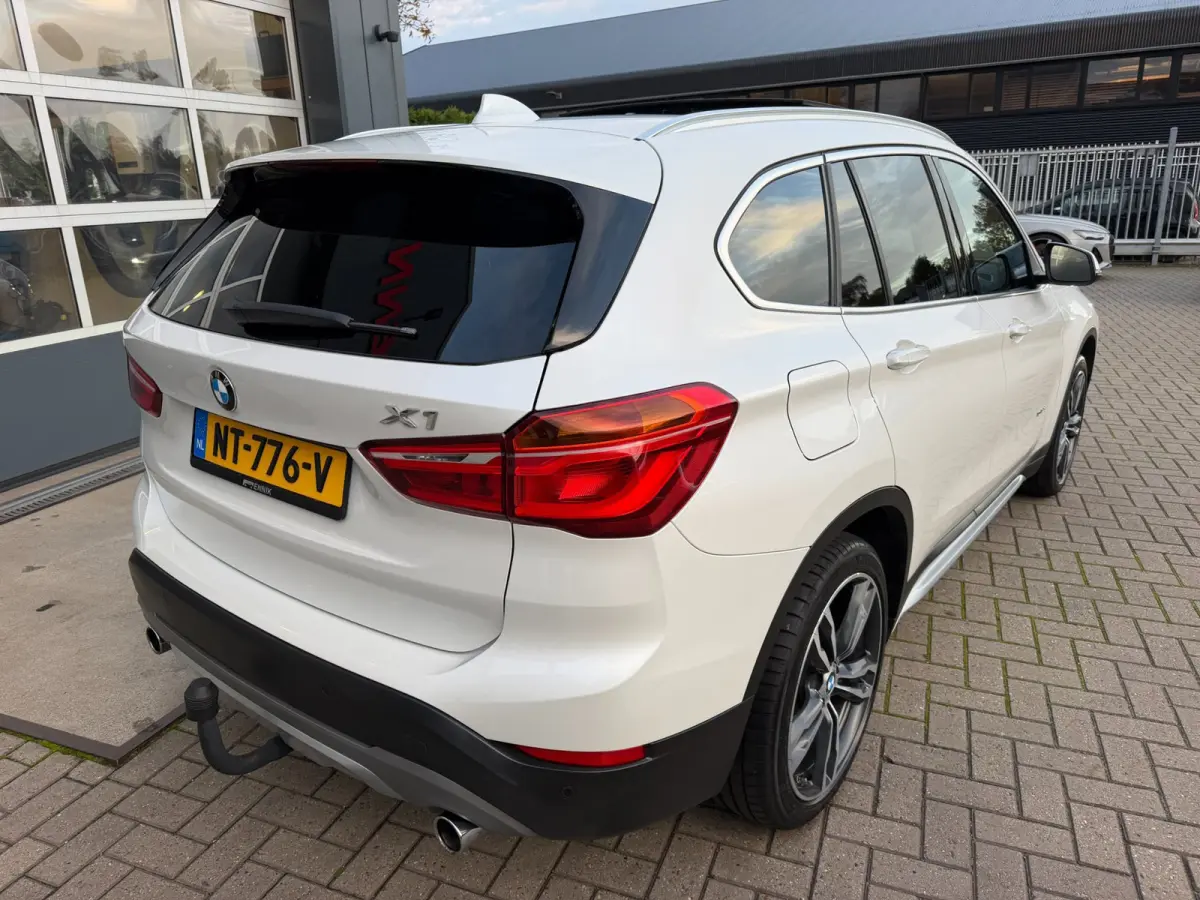 XDrive25i Centennial High Executive / Pano / Head-Up / Camera / Harman Kardon / Trekhaak / Sportleder / Zeer nette Auto !!.