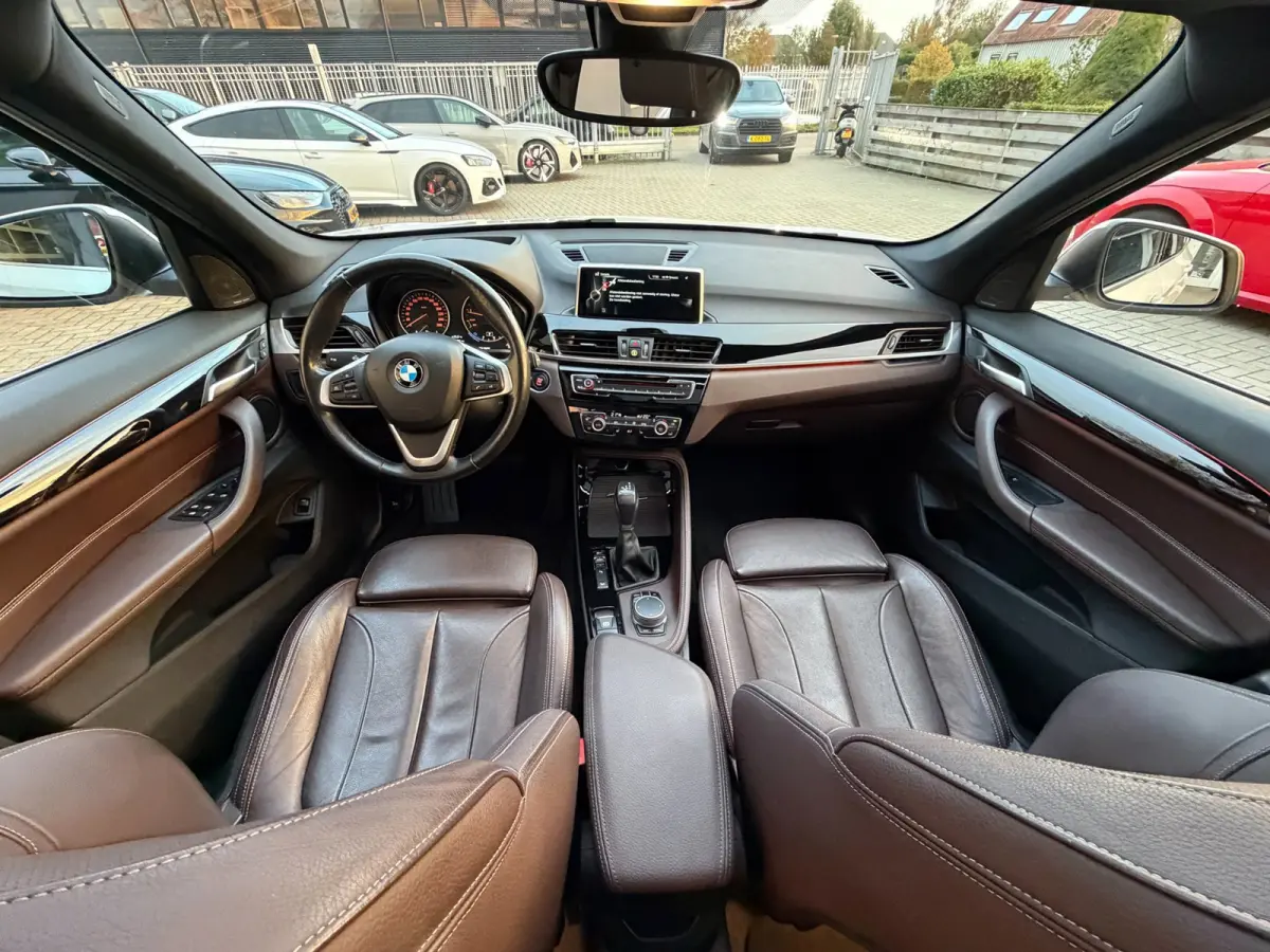 XDrive25i Centennial High Executive / Pano / Head-Up / Camera / Harman Kardon / Trekhaak / Sportleder / Zeer nette Auto !!.