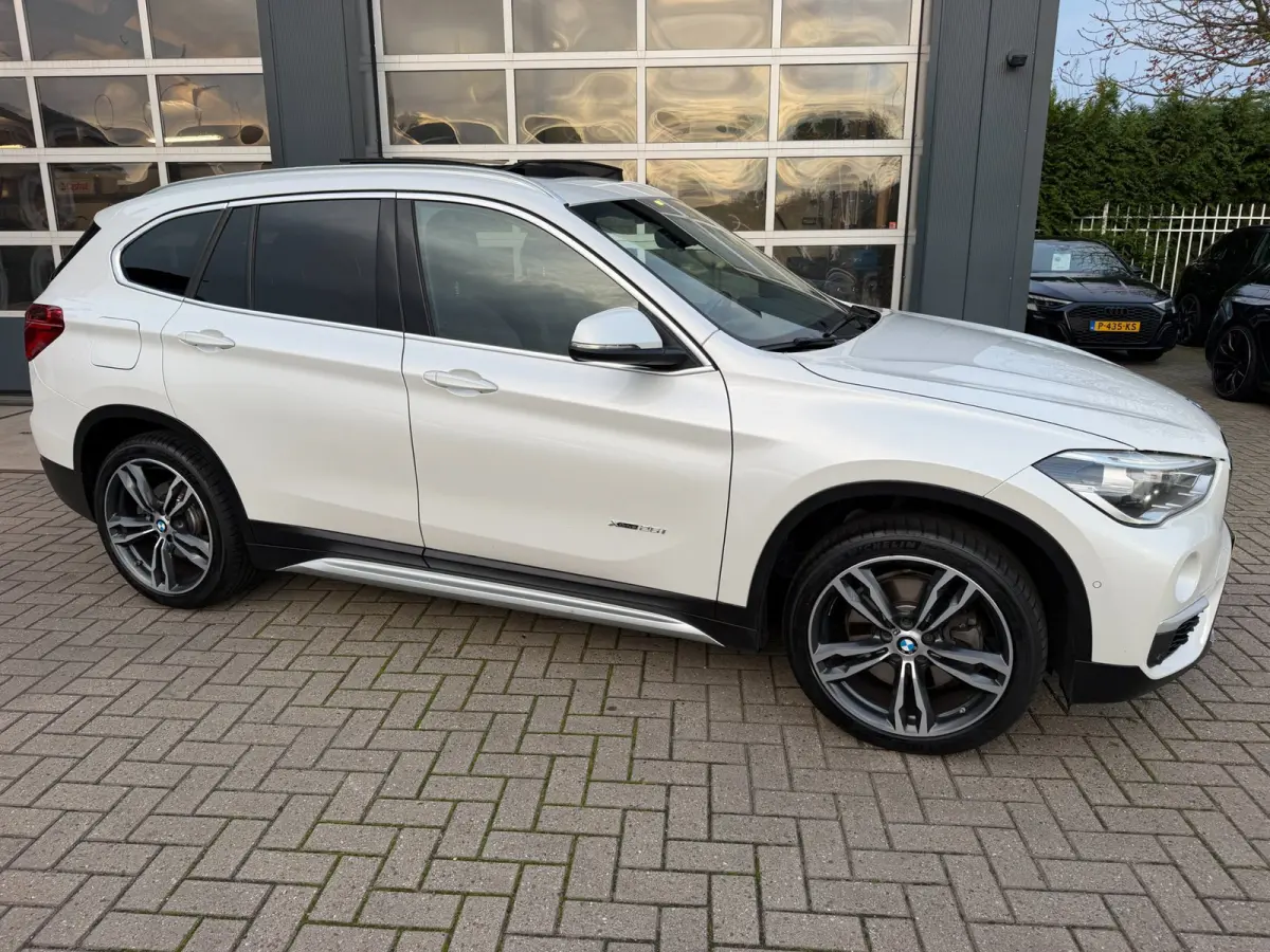 XDrive25i Centennial High Executive / Pano / Head-Up / Camera / Harman Kardon / Trekhaak / Sportleder / Zeer nette Auto !!.