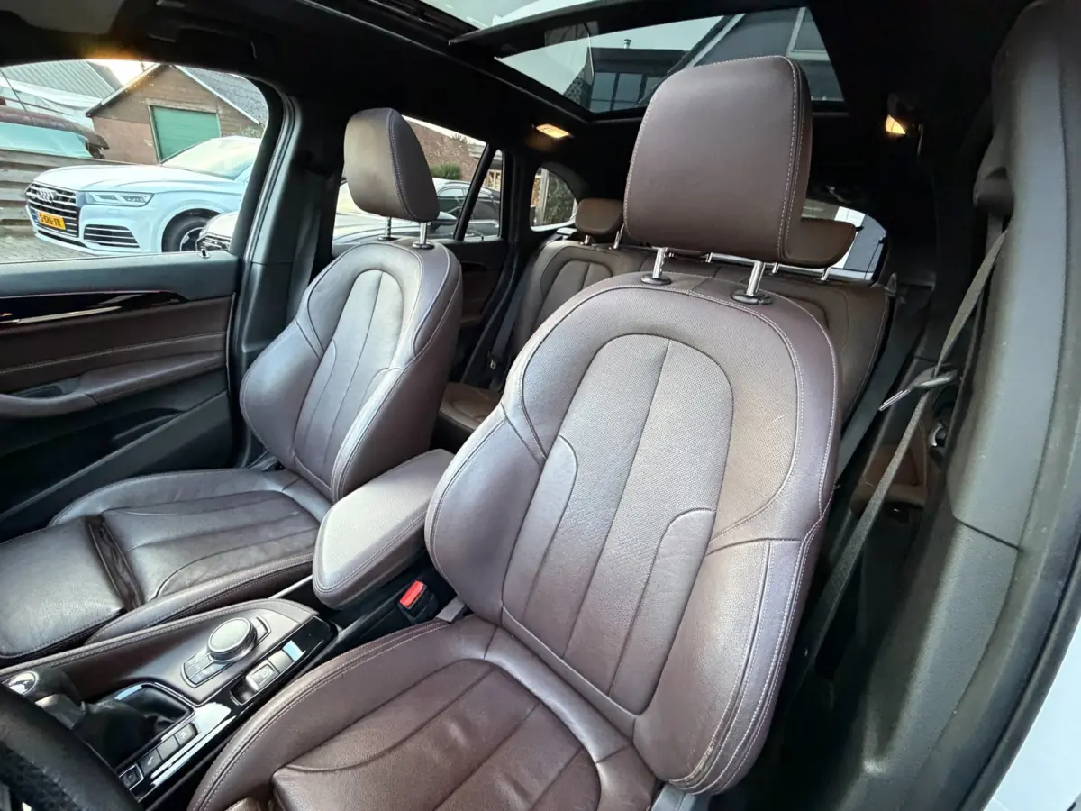 XDrive25i Centennial High Executive / Pano / Head-Up / Camera / Harman Kardon / Trekhaak / Sportleder / Zeer nette Auto !!.