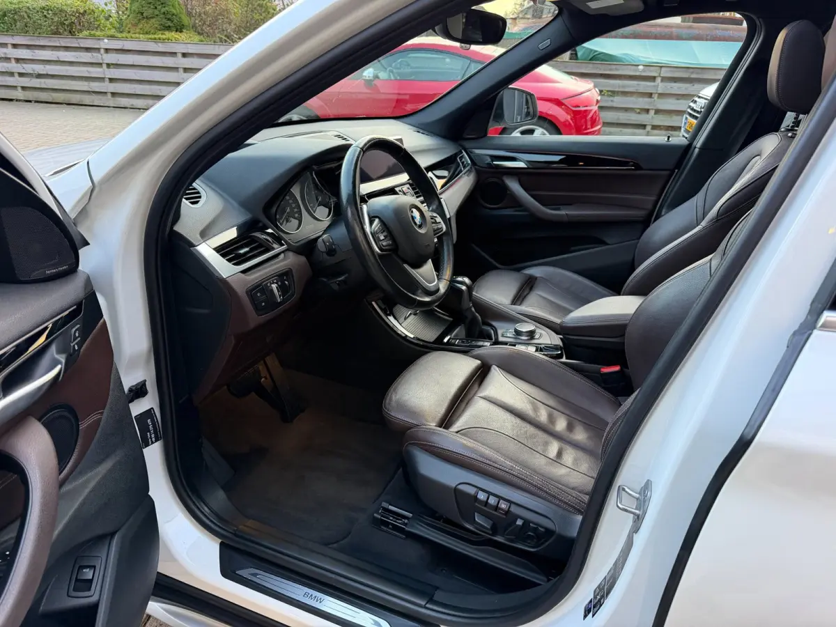 XDrive25i Centennial High Executive / Pano / Head-Up / Camera / Harman Kardon / Trekhaak / Sportleder / Zeer nette Auto !!.