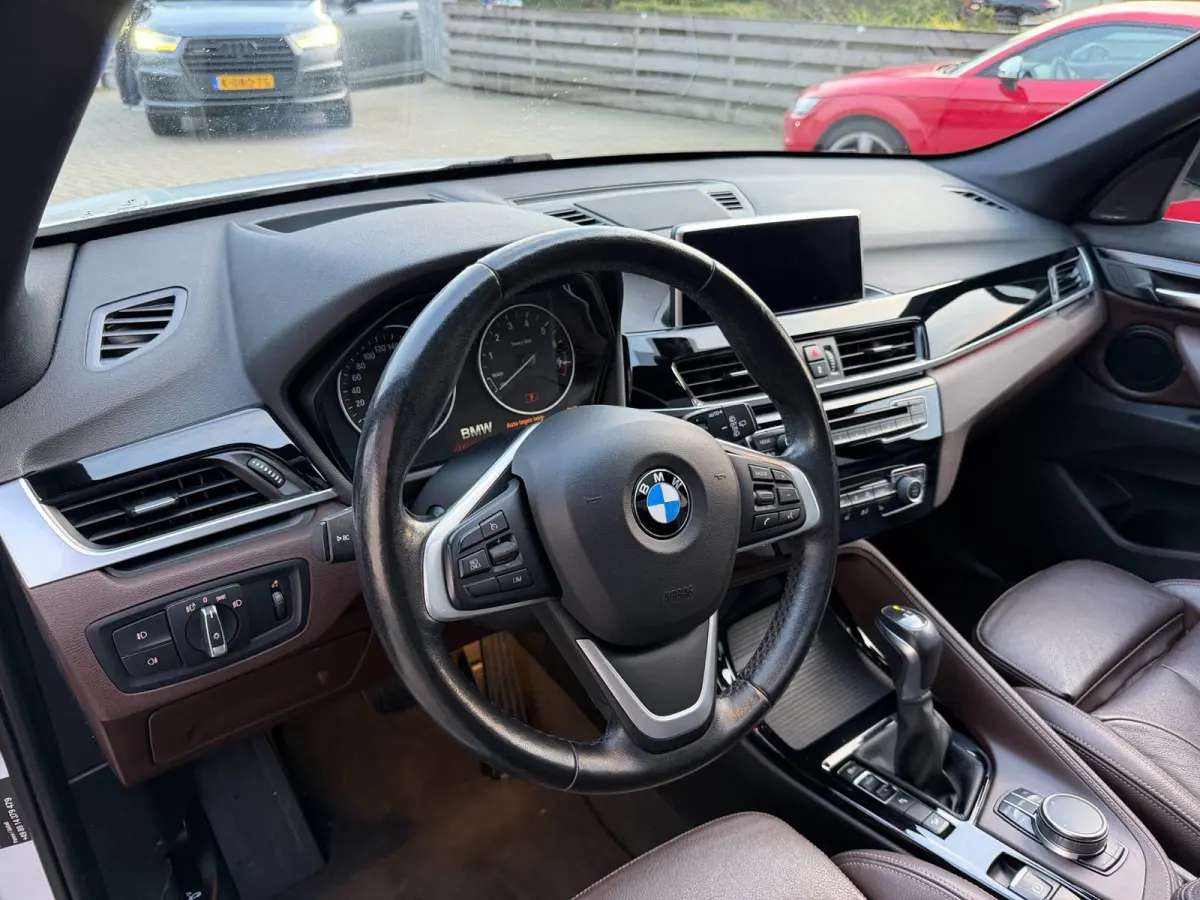 XDrive25i Centennial High Executive / Pano / Head-Up / Camera / Harman Kardon / Trekhaak / Sportleder / Zeer nette Auto !!.