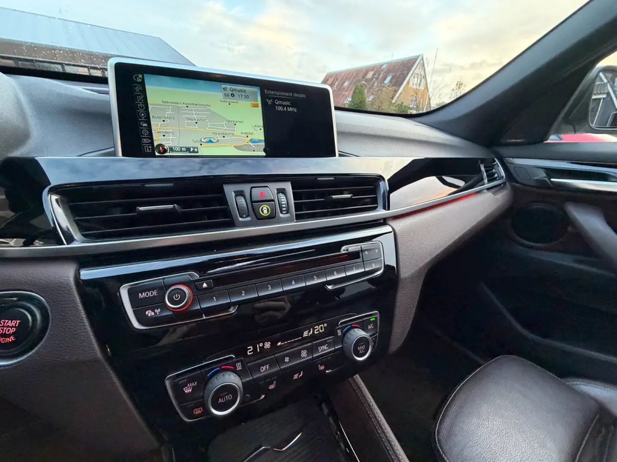 XDrive25i Centennial High Executive / Pano / Head-Up / Camera / Harman Kardon / Trekhaak / Sportleder / Zeer nette Auto !!.