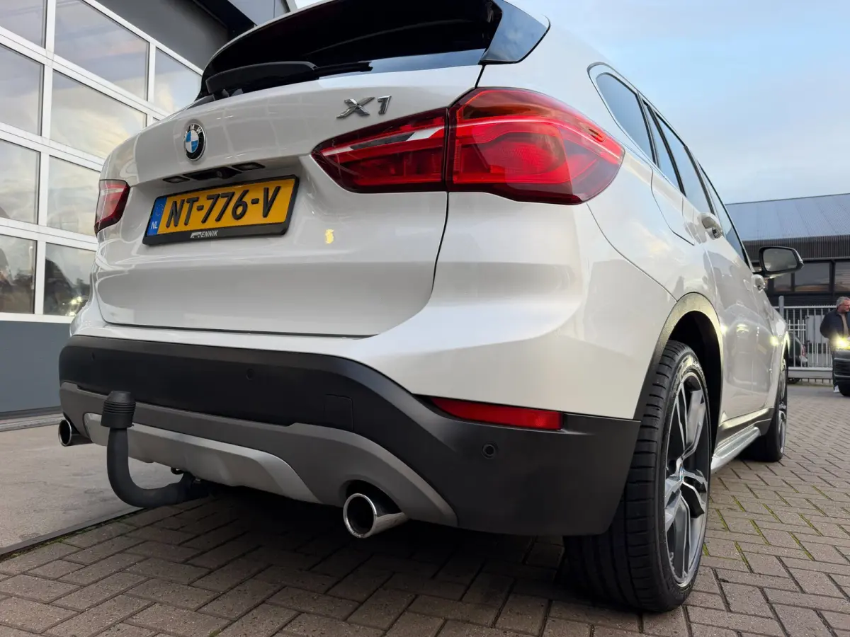 XDrive25i Centennial High Executive / Pano / Head-Up / Camera / Harman Kardon / Trekhaak / Sportleder / Zeer nette Auto !!.