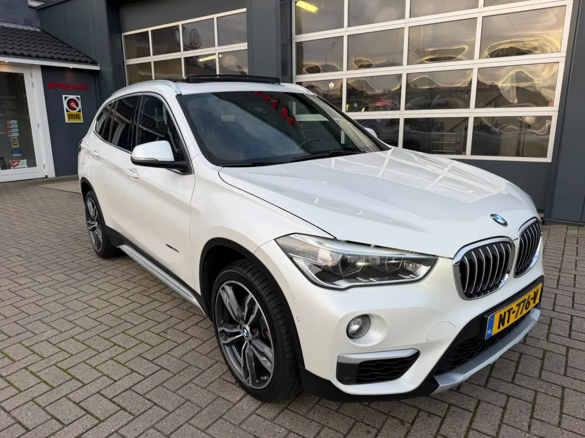 XDrive25i Centennial High Executive / Pano / Head-Up / Camera / Harman Kardon / Trekhaak / Sportleder / Zeer nette Auto !!.
