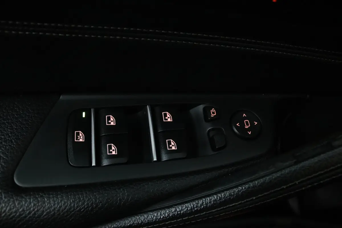 520i High Executive (COMFORT ZETELS, CAMERA, SFEERVERLICHTING, STOELVERWARMING)
