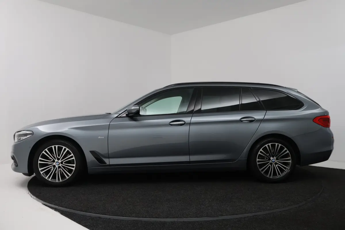 520i High Executive (COMFORT ZETELS, CAMERA, SFEERVERLICHTING, STOELVERWARMING)