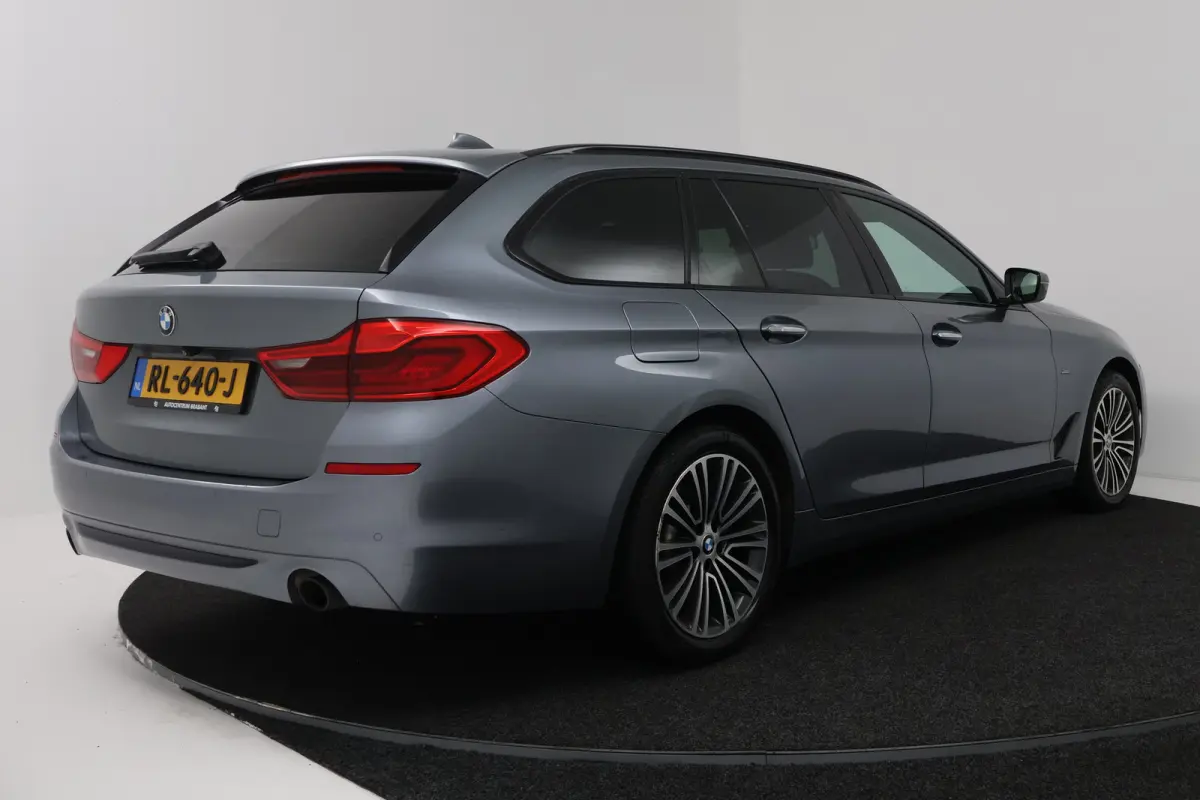 520i High Executive (COMFORT ZETELS, CAMERA, SFEERVERLICHTING, STOELVERWARMING)