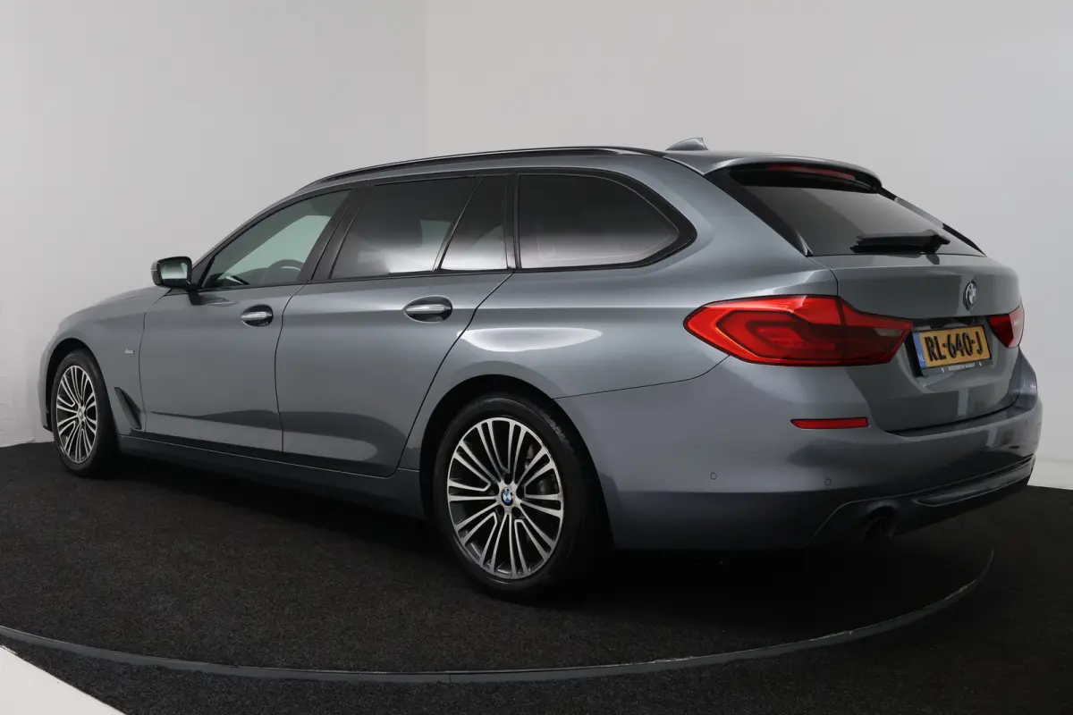 520i High Executive (COMFORT ZETELS, CAMERA, SFEERVERLICHTING, STOELVERWARMING)