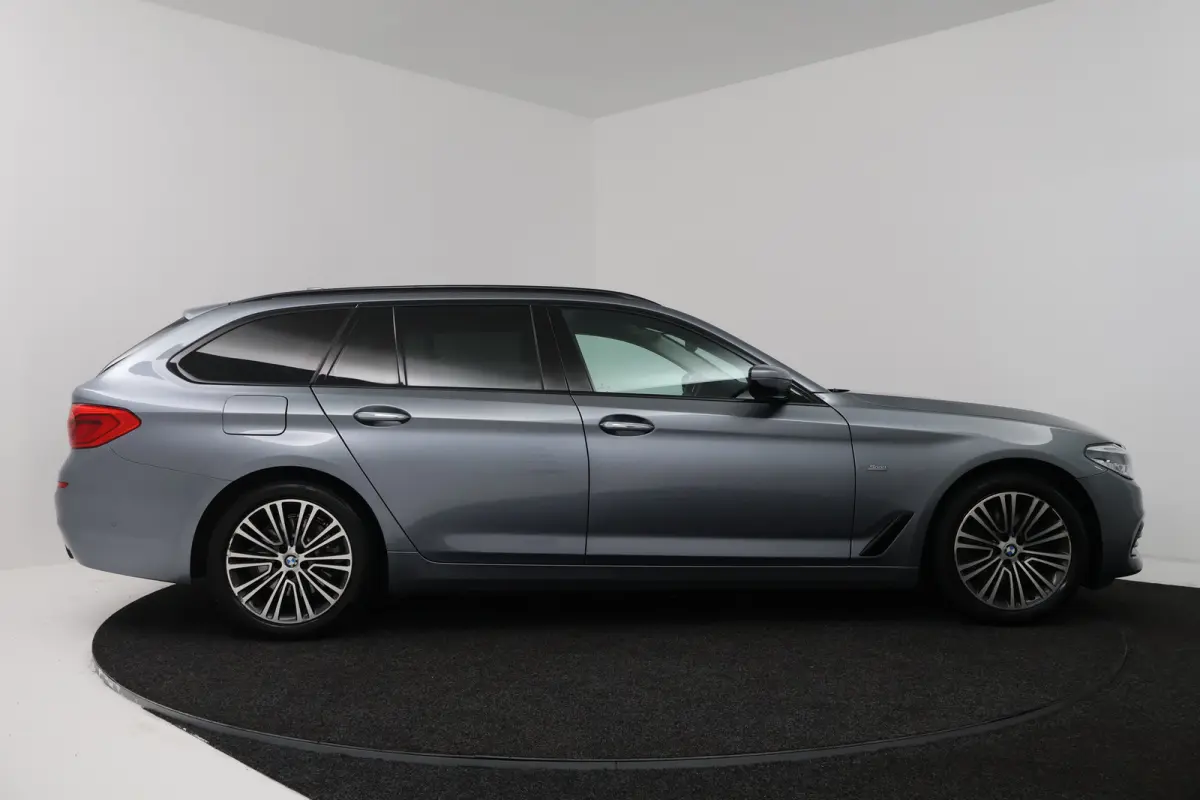 520i High Executive (COMFORT ZETELS, CAMERA, SFEERVERLICHTING, STOELVERWARMING)