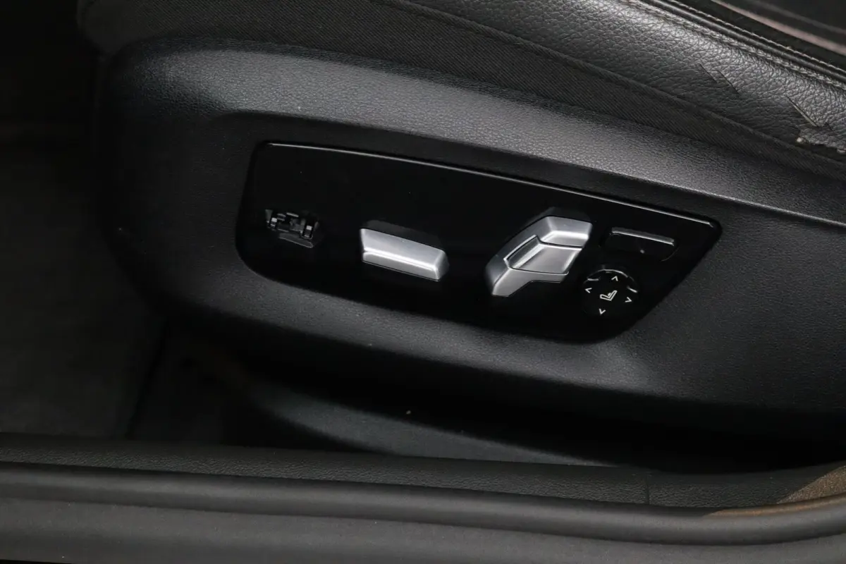 520i High Executive (COMFORT ZETELS, CAMERA, SFEERVERLICHTING, STOELVERWARMING)