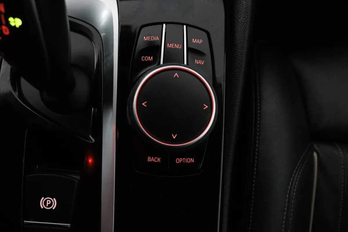 520i High Executive (COMFORT ZETELS, CAMERA, SFEERVERLICHTING, STOELVERWARMING)