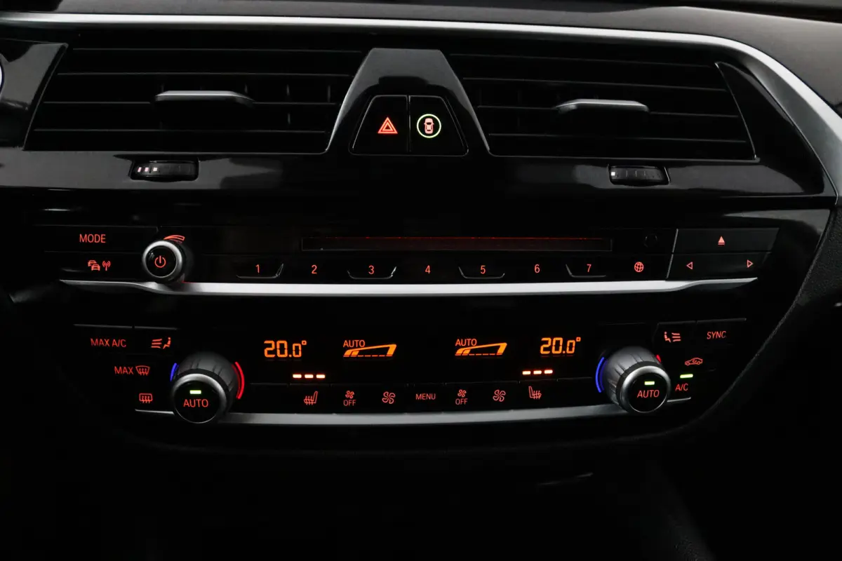 520i High Executive (COMFORT ZETELS, CAMERA, SFEERVERLICHTING, STOELVERWARMING)