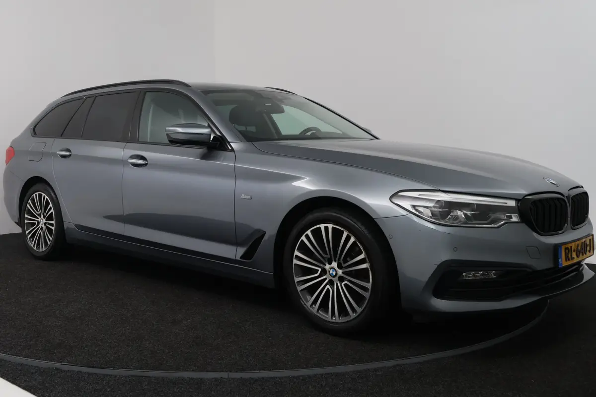 520i High Executive (COMFORT ZETELS, CAMERA, SFEERVERLICHTING, STOELVERWARMING)