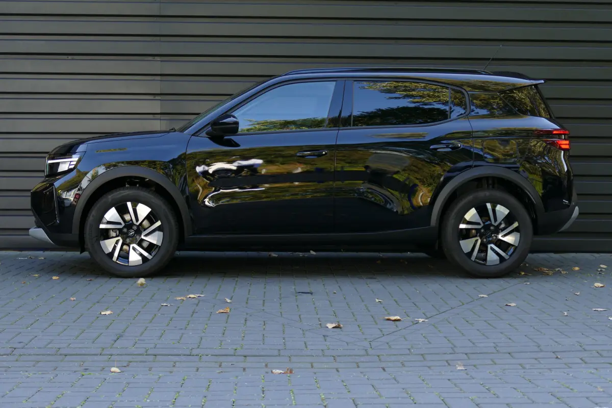GS | 17" Lichtmetalen velgen in Zwart met 215/60 R17 banden | Achteruitrijcamera | Dode hoek waarschuwing