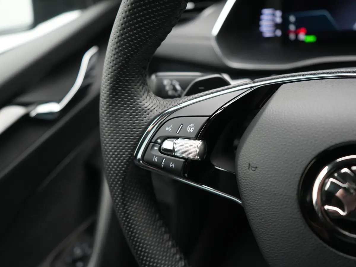 1.4 TSI iV PHEV Sportline 204pk Dealer O.H | SOH 94,2% | Adaptive Cruise | Crystal LED | Camera | Head Up | Sportstoelen Verwarmd | Keyless | Apple Carplay | Navigatie | Sfeerverlichting | V