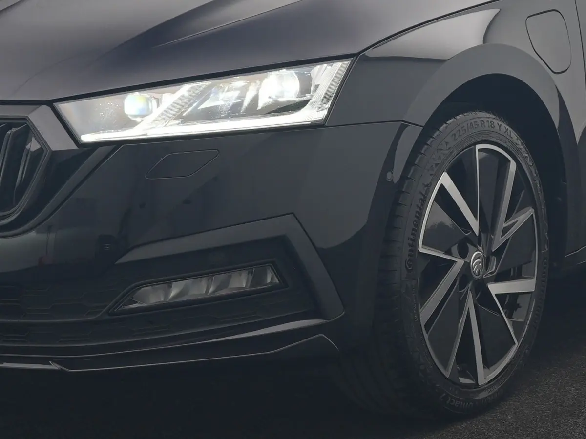1.4 TSI iV PHEV Sportline 204pk Dealer O.H | SOH 94,2% | Adaptive Cruise | Crystal LED | Camera | Head Up | Sportstoelen Verwarmd | Keyless | Apple Carplay | Navigatie | Sfeerverlichting | V