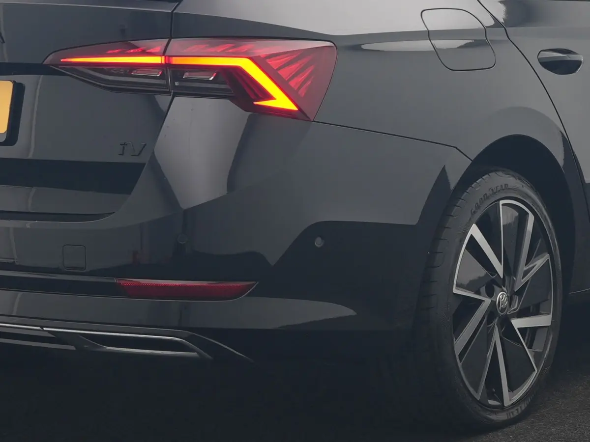 1.4 TSI iV PHEV Sportline 204pk Dealer O.H | SOH 94,2% | Adaptive Cruise | Crystal LED | Camera | Head Up | Sportstoelen Verwarmd | Keyless | Apple Carplay | Navigatie | Sfeerverlichting | V