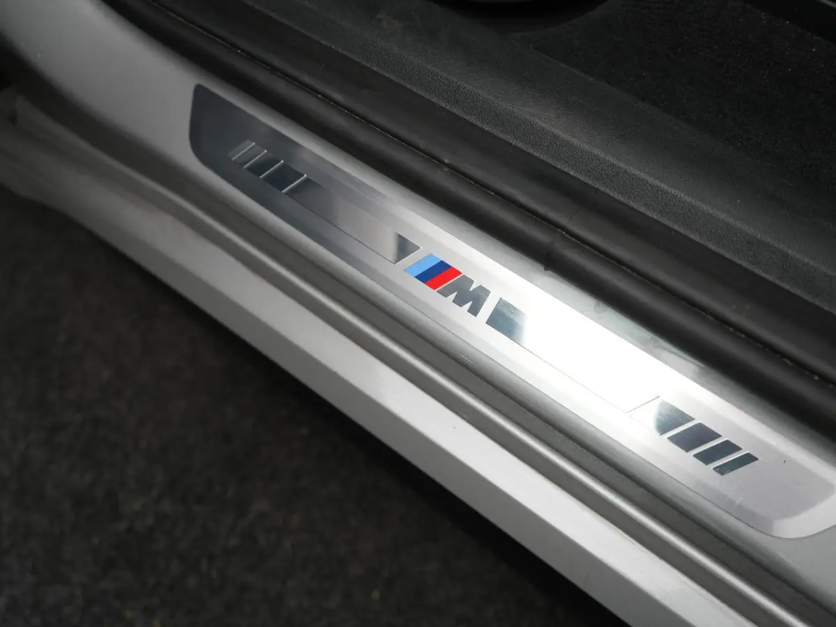 xDrive25e M Sport PHEV 245pk Dealer O.H | Trekhaak Af Fabriek | Adaptive Cruise | 360 Camera | Head Up | Harman / Kardon | Lederen Sportstoelen Massage & Memory | Stuur & Stoelen Verwarmd | 