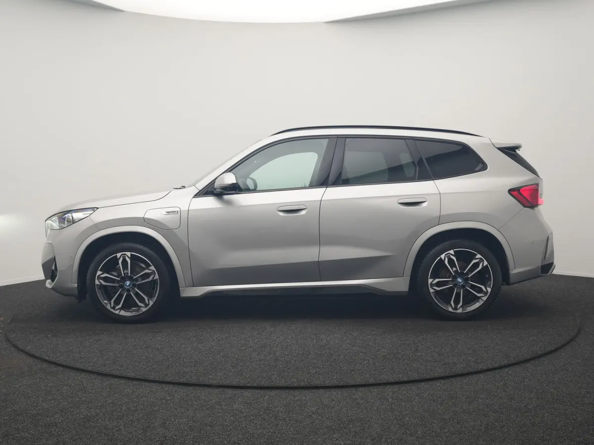 xDrive25e M Sport PHEV 245pk Dealer O.H | Trekhaak Af Fabriek | Adaptive Cruise | 360 Camera | Head Up | Harman / Kardon | Lederen Sportstoelen Massage & Memory | Stuur & Stoelen Verwarmd | 