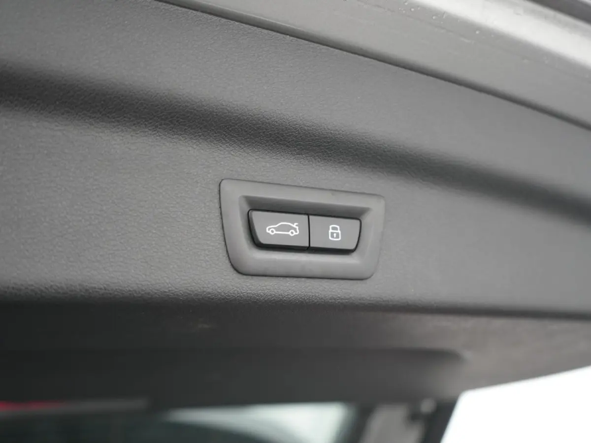 xDrive25e M Sport PHEV 245pk Dealer O.H | Trekhaak Af Fabriek | Adaptive Cruise | 360 Camera | Head Up | Harman / Kardon | Lederen Sportstoelen Massage & Memory | Stuur & Stoelen Verwarmd | 