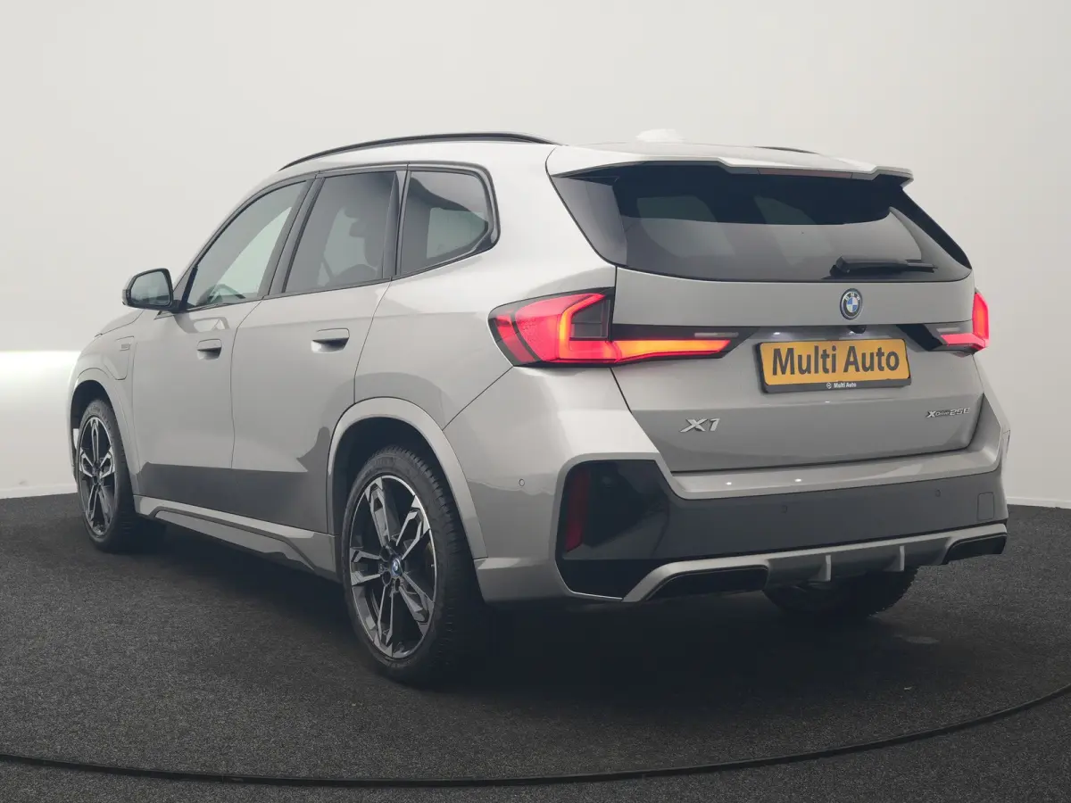 xDrive25e M Sport PHEV 245pk Dealer O.H | Trekhaak Af Fabriek | Adaptive Cruise | 360 Camera | Head Up | Harman / Kardon | Lederen Sportstoelen Massage & Memory | Stuur & Stoelen Verwarmd | 