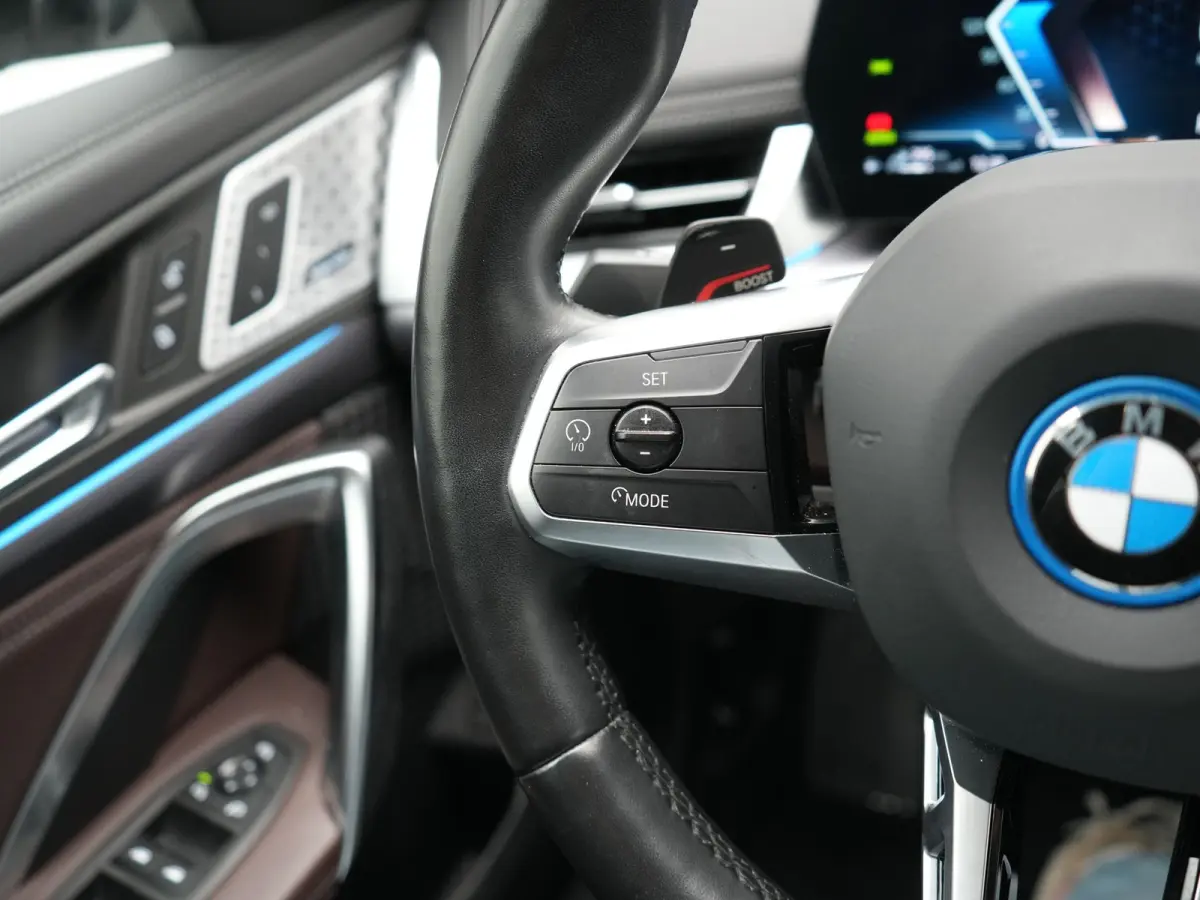 xDrive25e M Sport PHEV 245pk Dealer O.H | Trekhaak Af Fabriek | Adaptive Cruise | 360 Camera | Head Up | Harman / Kardon | Lederen Sportstoelen Massage & Memory | Stuur & Stoelen Verwarmd | 