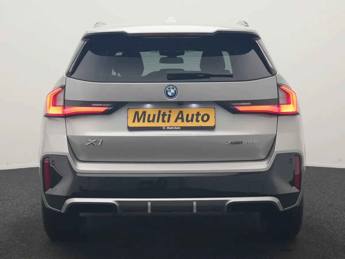 xDrive25e M Sport PHEV 245pk Dealer O.H | Trekhaak Af Fabriek | Adaptive Cruise | 360 Camera | Head Up | Harman / Kardon | Lederen Sportstoelen Massage & Memory | Stuur & Stoelen Verwarmd | 