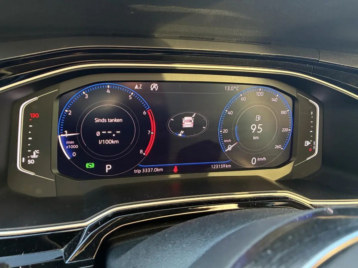 1.0 TSI R-Line | PANORAMADAK | DODEHOEK DETECTIE | STOELVERWARMING | CAMERA | APPLE CARPLAY | PARKEERSENSOREN V+A |