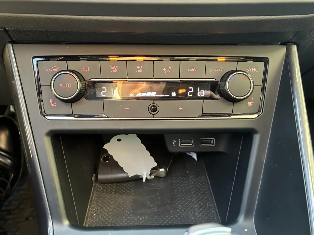 1.0 TSI R-Line | PANORAMADAK | DODEHOEK DETECTIE | STOELVERWARMING | CAMERA | APPLE CARPLAY | PARKEERSENSOREN V+A |
