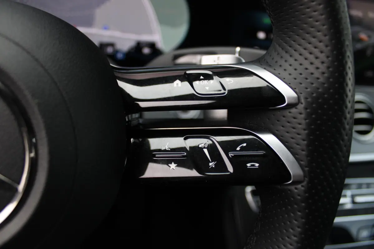 300e 320PK BUSINESS SOLUTION AMG NIGHT EDITION | MULTISPAAKS AMG VELGEN | 360° CAMERA | | TREKHAAK | MULTIBEAM MATRIX LED KOPLAMPEN | LED ACHTERLICHTEN | ELEKTRISCH VERSTELBARE VOORSTOELEN 