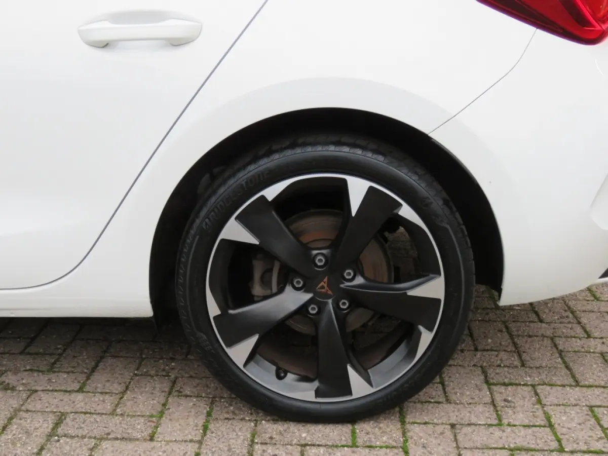 1.4 eHYBRID PHEV / Sportstoelen / Stuurverwarming / 18 Inch / Thuislader / BOVAG garantie