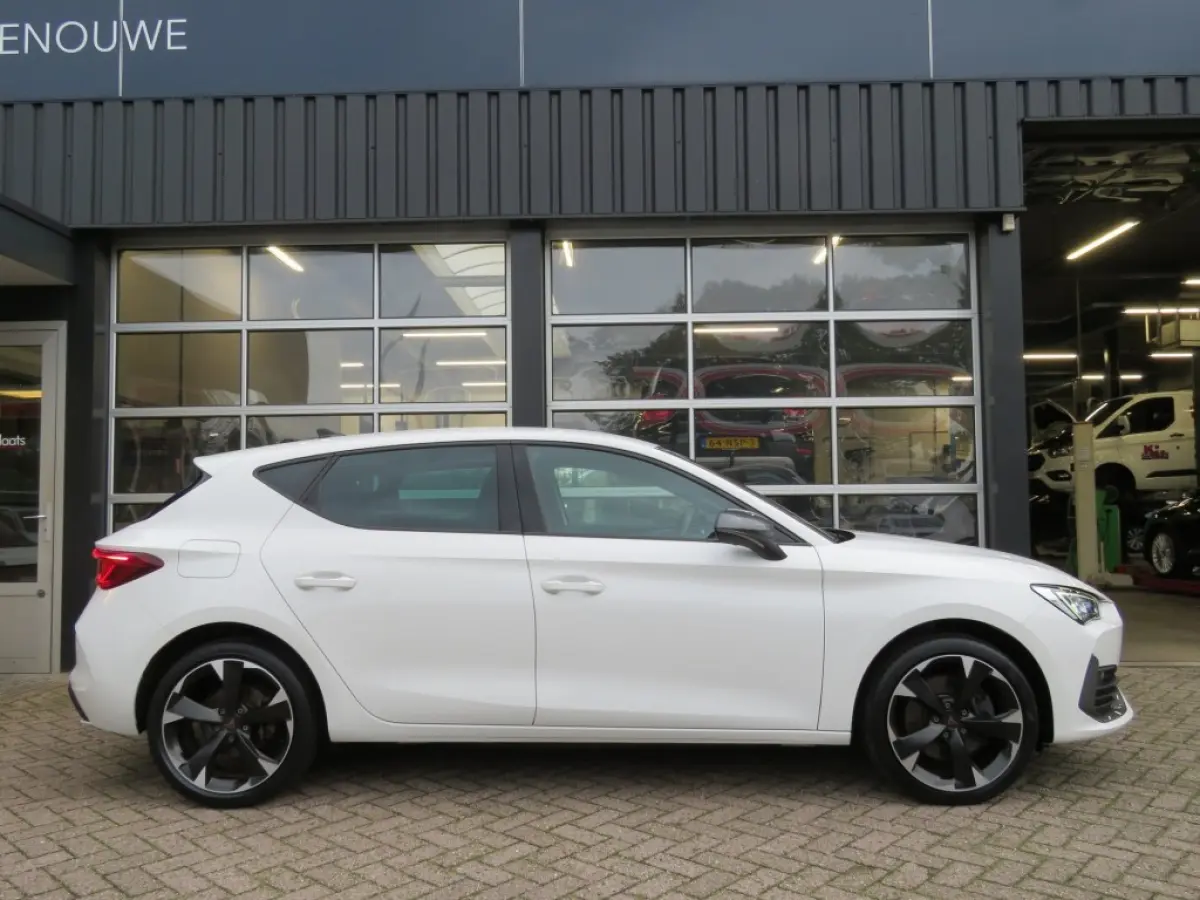 1.4 eHYBRID PHEV / Sportstoelen / Stuurverwarming / 18 Inch / Thuislader / BOVAG garantie