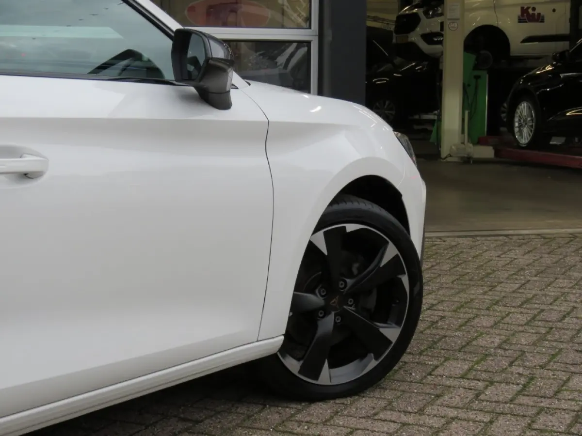 1.4 eHYBRID PHEV / Sportstoelen / Stuurverwarming / 18 Inch / Thuislader / BOVAG garantie