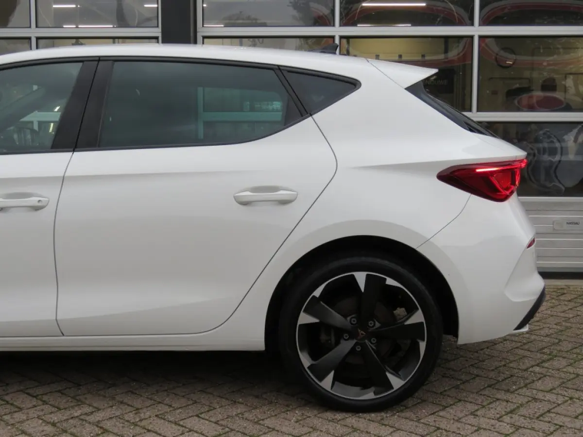 1.4 eHYBRID PHEV / Sportstoelen / Stuurverwarming / 18 Inch / Thuislader / BOVAG garantie