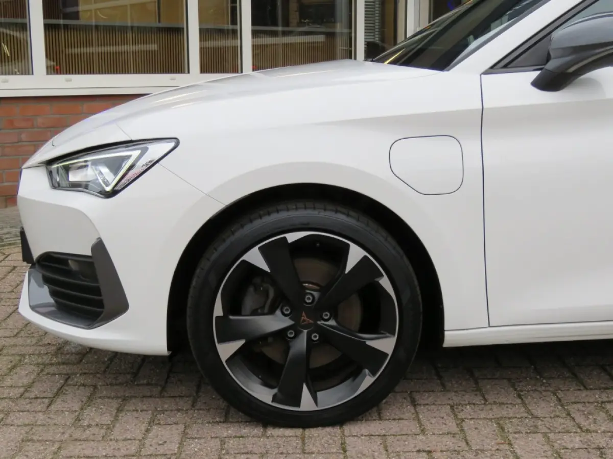 1.4 eHYBRID PHEV / Sportstoelen / Stuurverwarming / 18 Inch / Thuislader / BOVAG garantie