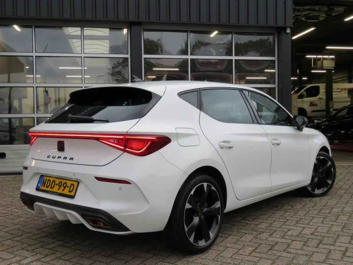 1.4 eHYBRID PHEV / Sportstoelen / Stuurverwarming / 18 Inch / Thuislader / BOVAG garantie