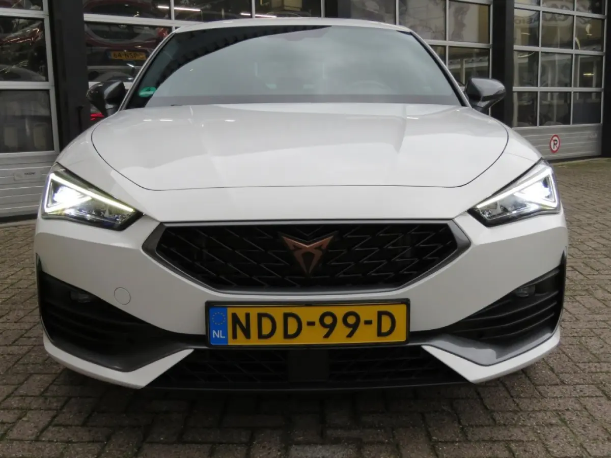 1.4 eHYBRID PHEV / Sportstoelen / Stuurverwarming / 18 Inch / Thuislader / BOVAG garantie
