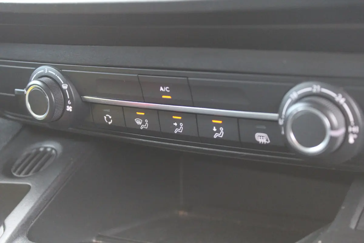 1.6 BlueHDI Driver Premium Sound l Rondom Camera l Cruise control l Regensensor l  Dimlichten automatisch l  Apple Carplay/Android Auto
