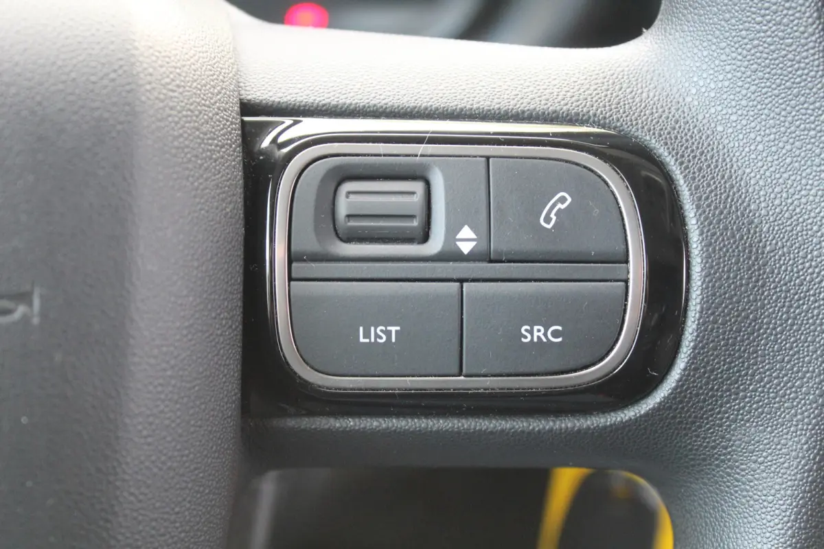 1.6 BlueHDI Driver Premium Sound l Rondom Camera l Cruise control l Regensensor l  Dimlichten automatisch l  Apple Carplay/Android Auto