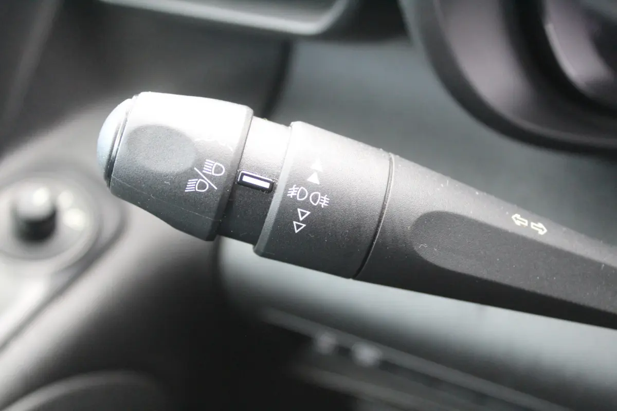 1.6 BlueHDI Driver Premium Sound l Rondom Camera l Cruise control l Regensensor l  Dimlichten automatisch l  Apple Carplay/Android Auto