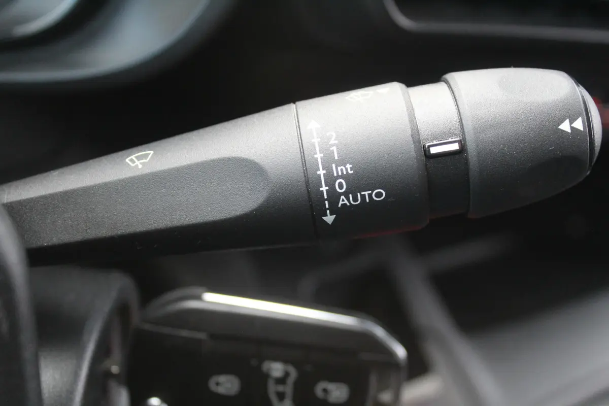 1.6 BlueHDI Driver Premium Sound l Rondom Camera l Cruise control l Regensensor l  Dimlichten automatisch l  Apple Carplay/Android Auto