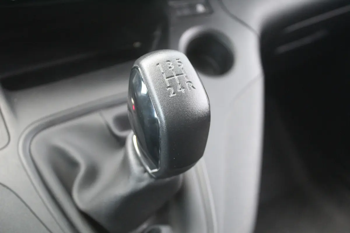 1.6 BlueHDI Driver Premium Sound l Rondom Camera l Cruise control l Regensensor l  Dimlichten automatisch l  Apple Carplay/Android Auto