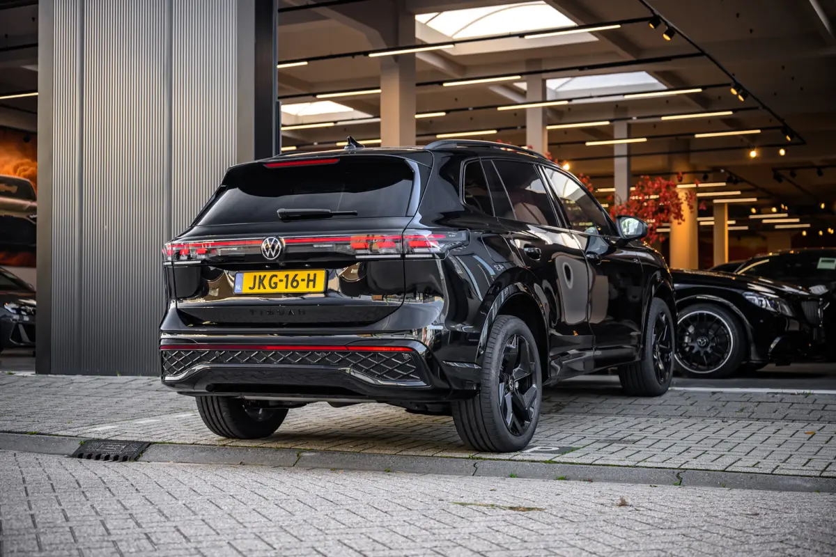 1.5 eHybrid R-Line Edition 272 Pk|Massage |Pano |Trekhaak|360-Camera| Acc | Lane-Assist