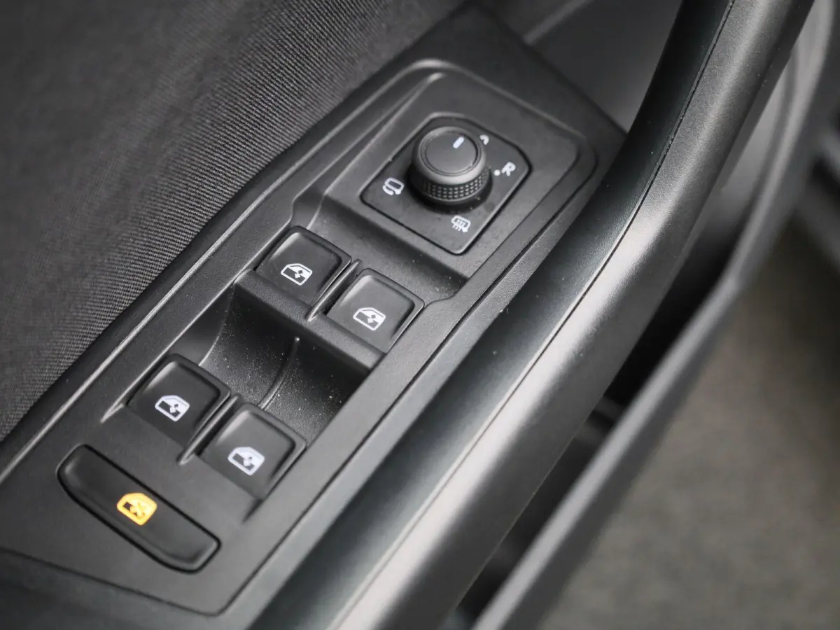 1.0 TSI Life 110 PK| Origineel Nederlands | 1e Eigenaar | Dealeronderhouden | Navigatie | Parkeersensoren | Climatronic | LED Koplampen | Digitale Cockpit | Apple Carplay